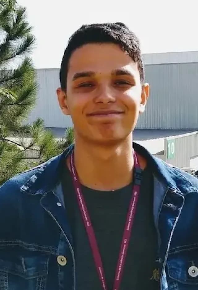 Thiago Andrade mit Siemens-Lanyard (Sistema de Excelência Siemens) auf dem Werksgelände